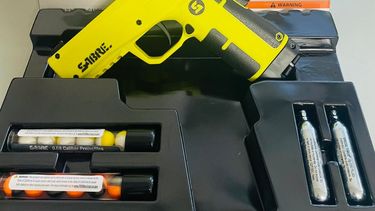 Arma no letal: funcionan con cartuchos de gas comprimido (CO) y disparan proyectiles de calibre .68 Arma no letal: funcionan con cartuchos de gas comprimido (CO) y disparan proyectiles de calibre .68