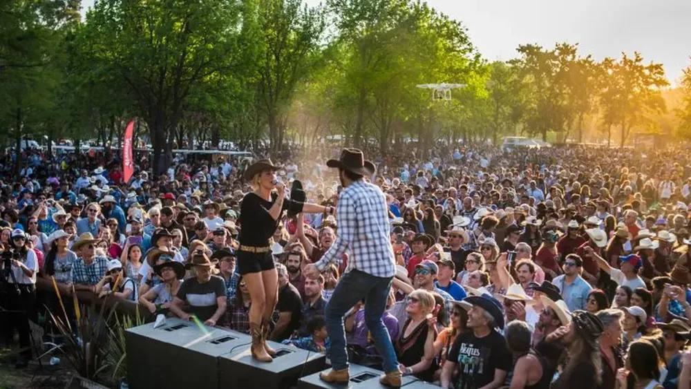 Presentaron de manera oficial la 21ª edición del San Pedro Country Music Festival, el evento de música country más importante de Sudamérica, que se llevará a cabo los días 25, 26 y 27 de septiembre de 2026 en el Paseo Público Municipal con entrada libre y gratuita. Presentaron de manera oficial la 21ª edición del San Pedro Country Music Festival, el evento de música country más importante de Sudamérica, que se llevará a cabo los días 25, 26 y 27 de septiembre de 2026 en el Paseo Público Municipal con entrada libre y gratuita.