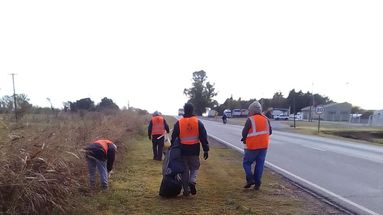 Luego de las tareas realizadas con maquinaria pesada junto a la Dirección de Hidráulica de la provincia de Buenos Aires, este miércoles, Salto continúa con la limpieza manual del canal en la zona de la Ruta 191 y el Barrio Triángulo. Luego de las tareas realizadas con maquinaria pesada junto a la Dirección de Hidráulica de la provincia de Buenos Aires, este miércoles, Salto continúa con la limpieza manual del canal en la zona de la Ruta 191 y el Barrio Triángulo.