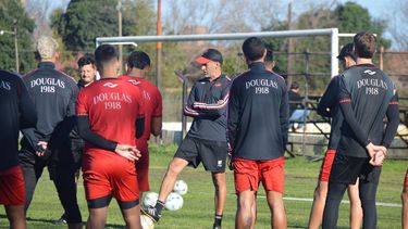 Douglas Haig arrancó la semana este martes en la cancha N° 3 del predio de Inferiores. Douglas Haig arrancó la semana este martes en la cancha N° 3 del predio de Inferiores.
