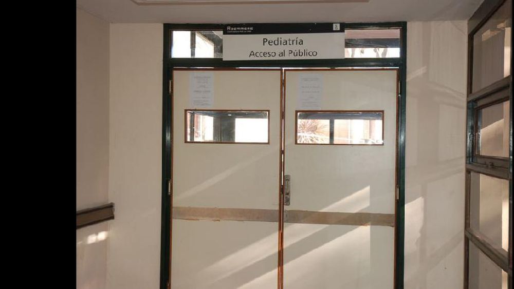 Los médicos atienden la guardia pero en algunas oportunidades son convocados a la sala de internación. (ARCHIVO LA OPINION)