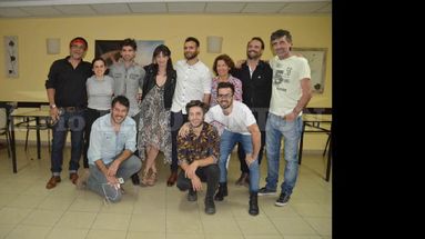 Buena parte del elenco, Juan Palomino, técnicos y el director pergaminense Cristian Tapia Marchiori luego de la conferencia de prensa. (LA OPINION)
