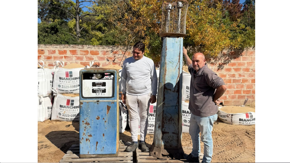 Dos históricos surtidores de combustible que pertenecieron a la emblemática empresa Plácido Martínez Sobrado fueron rescatados de una chatarrería por un sampedrino apasionado por conservar piezas vinculadas a la historia local. Dos históricos surtidores de combustible que pertenecieron a la emblemática empresa Plácido Martínez Sobrado fueron rescatados de una chatarrería por un sampedrino apasionado por conservar piezas vinculadas a la historia local.