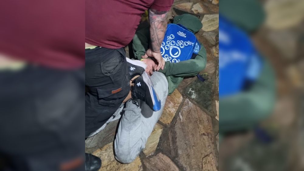 El ladrón fue reducido por el agente de Patrulla Urbana intentando robar en una casa de 11 de Septiembre al 1.200 el miércoles a la mañana. El ladrón fue reducido por el agente de Patrulla Urbana intentando robar en una casa de 11 de Septiembre al 1.200 el miércoles a la mañana.