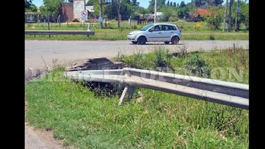Pozos sobre la calzada y pastos altos a la vera de la avenida Pellegrini motivaron el reclamo de vecinos. (LA OPINION)