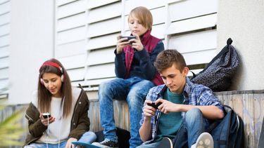 La exposición constante en redes impulsa a muchos adolescentes a buscar validación permanente, un fenómeno cada vez más visible en consultorios y escuelas. La exposición constante en redes impulsa a muchos adolescentes a buscar validación permanente, un fenómeno cada vez más visible en consultorios y escuelas.