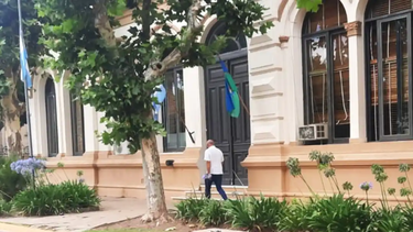 El secretario de Economía, Roberto Borgo, camina por el frente del Palacio municipal El secretario de Economía, Roberto Borgo, camina por el frente del Palacio municipal