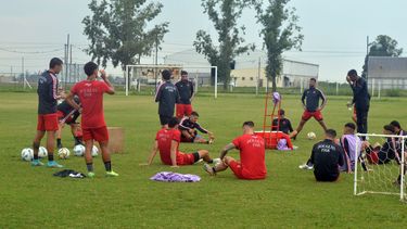 Douglas Haig cerró el sábado a la mañana la preparación con trabajos recreativos en una de las canchas auxiliares.