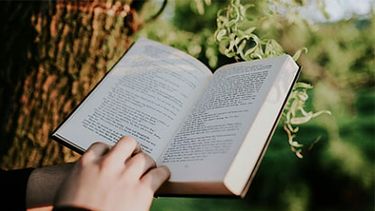 El Grupo Literario Hojarasca invita a dejarse llevar por la cadencia de los versos, y a celebrar juntos la primavera.