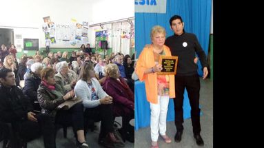 Rosalía Bojanich, que concurría al taller de Torres Erill, entregó el reconocimiento a Luciano Bravo, el alumno más joven. (BIBLIOTECA ALMAFUERTE)