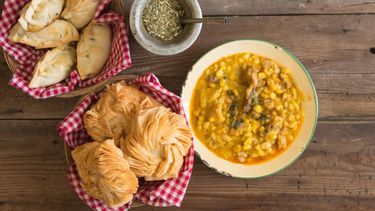 Las empanadas, el locro, las tortas fritas y los pastelitos son algunos de los platos infaltables en la mesa argentina de los festejos patrios. Las empanadas, el locro, las tortas fritas y los pastelitos son algunos de los platos infaltables en la mesa argentina de los festejos patrios.