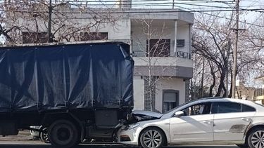 Los incidentes de todos los días: un auto chocó a un camión que se encontraba detenido en la fila del semáforo Los incidentes de todos los días: un auto chocó a un camión que se encontraba detenido en la fila del semáforo