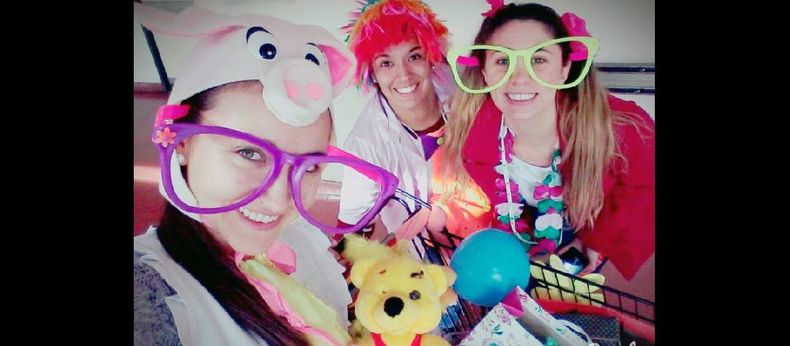 Con un carrito de supermercado cargado con disfraces y juegos, los payasos de hospital realizan su tarea en Pediatría. (INSTITUTO DE FORMACION DOCENTE Nº5)