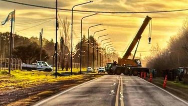 La grúa se dispone a remover el camión que volcó frente al predio de la Sociedad Rural de Pergamino. La grúa se dispone a remover el camión que volcó frente al predio de la Sociedad Rural de Pergamino.