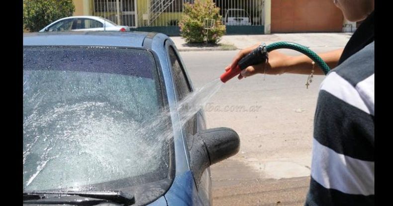 Las altas temperaturas, los cortes de luz y el uso irracional provocan que algunas zonas tengan problemas con el suministro normal de agua potable.