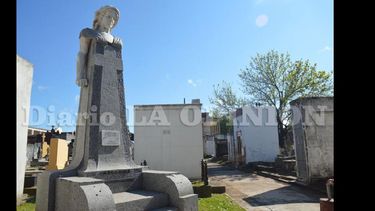 El Monumento recuerda a quienes murieron en la pueblada del 1º de enero de 1907 en Plaza 25 de Mayo. (LA OPINION)