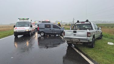 Choque. Bomberos, Same, Policía Vial y personal de seguridad vial trabajaron sobre la ruta 8, frente a Mariano H. Alfonzo, donde chocaron una Ford Ranger y una Renault Kangoo. Choque. Bomberos, Same, Policía Vial y personal de seguridad vial trabajaron sobre la ruta 8, frente a Mariano H. Alfonzo, donde chocaron una Ford Ranger y una Renault Kangoo.
