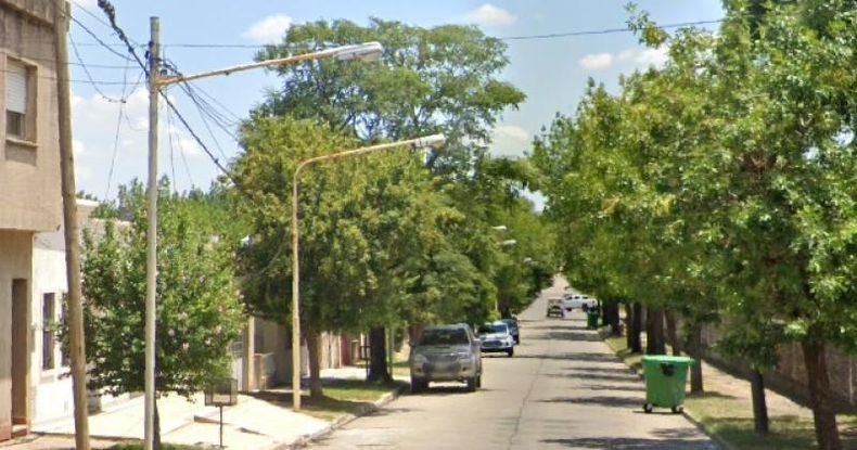 Vecinos han compartido imágenes de cámaras de seguridad que registraron a un sospechoso intentando robar en propiedades de las cuadras de Echevarría al 1.700 y 1.800.