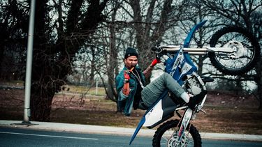 Los motociclistas se exhiben en espacios públicos realizando maniobras riesgosas. Los motociclistas se exhiben en espacios públicos realizando maniobras riesgosas.