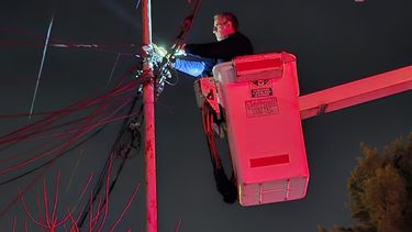 Trabajaron para prevenir riesgos por un principio de incendio en una luminaria pública de Zárate Trabajaron para prevenir riesgos por un principio de incendio en una luminaria pública de Zárate