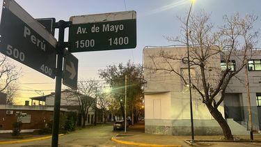 El sujeto interceptó el paso de la menor, la redujo y la violó en cuestión de segundos; de acuerdo a la reconstrucción preliminar de lo ocurrido en la mañana de este martes en Avenida de Mayo y Perú. El sujeto interceptó el paso de la menor, la redujo y la violó en cuestión de segundos; de acuerdo a la reconstrucción preliminar de lo ocurrido en la mañana de este martes en Avenida de Mayo y Perú.