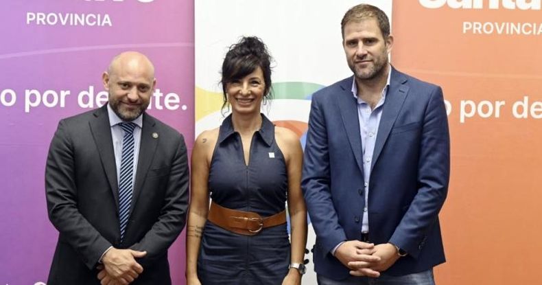 El ministro santafesino Gustavo Puccini; la directora general de AgroActiva, Rosana Nardi y el intendente de Armstrong, Guillermo Luzzi.