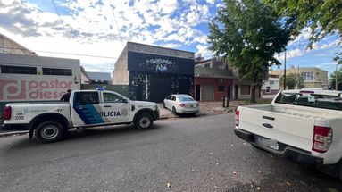 En la tarde de este miércoles terminaron dos sujetos detenidos y varios domicilios allanados, entre ellos un lavadero donde secuestraron un automóvil Volkswagen Vento con pedido de secuestro de Mar del Plata y con una posible participación en el robo a un matrimonio. En la tarde de este miércoles terminaron dos sujetos detenidos y varios domicilios allanados, entre ellos un lavadero donde secuestraron un automóvil Volkswagen Vento con pedido de secuestro de Mar del Plata y con una posible participación en el robo a un matrimonio.