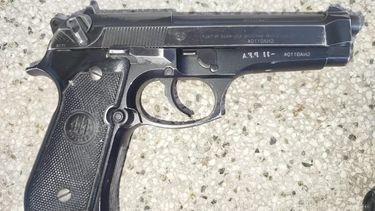 La pistola 9 milímetros que utilizó el policía de la Federal para disparar generando pánico y riesgo en Villa Crespo este martes. La pistola 9 milímetros que utilizó el policía de la Federal para disparar generando pánico y riesgo en Villa Crespo este martes.