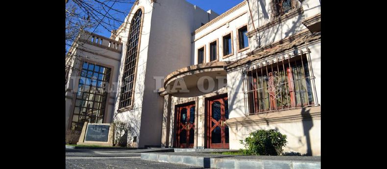 En el auditorio del Colegio de Abogados, Rivadavia 328, se realizará el acto del Día del Abogados. En la ocasión se presentará el Coro Municipal de Niños.  (LA OPINION)