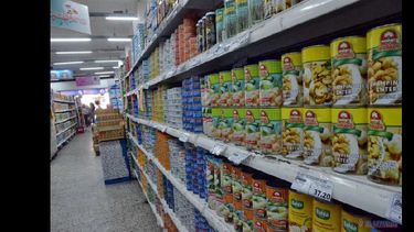 El consumo de enlatados en esta época del año es muy importante.  (LA OPINION)