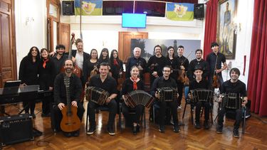 La Orquesta de Tango El Desbande, del Conservatorio de Música Pergamino, dirigida por el profesor Carlos de la Iglesia. La Orquesta de Tango El Desbande, del Conservatorio de Música Pergamino, dirigida por el profesor Carlos de la Iglesia.