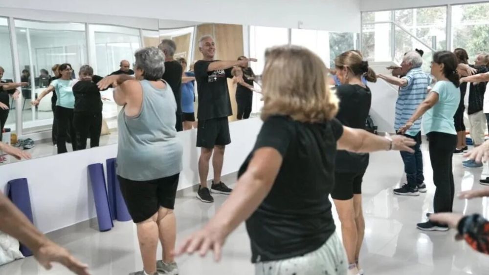 Desde este lunes 13 de abril inicia un espacio gratuito de actividad física y encuentro para adultos y adultas mayores en la sede de Envión Depetri. Desde este lunes 13 de abril inicia un espacio gratuito de actividad física y encuentro para adultos y adultas mayores en la sede de Envión Depetri.