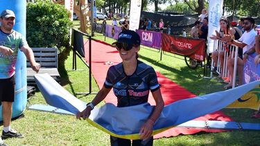 Brenda Bernard cruza la meta segunda para cerrar su 2025 con un nuevo podio.