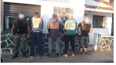 Los presuntos cazadores que irrumpieron con los perros en un campo quedaron aprehendidos y trasladados a sede policial con cargos penales de violación de domicilio. Los presuntos cazadores que irrumpieron con los perros en un campo quedaron aprehendidos y trasladados a sede policial con cargos penales de violación de domicilio.