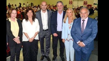 Junto a funcionarios, Ortiz anunció un relevamiento en municipios. (LA OPINION)