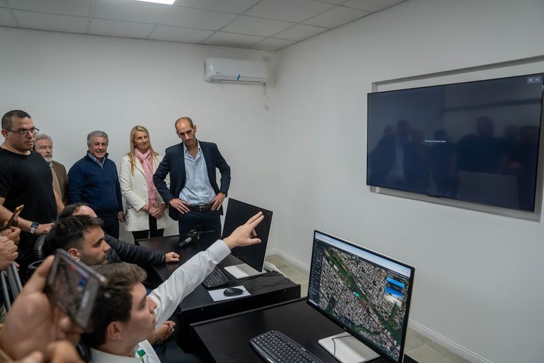 En el Centro de Monitoreo incorporaron un espacio específico para la operación de los drones que pueden sobrevolar la ciudad a una distancia de cien metros y lograr imágenes precisas con potentes zoom.