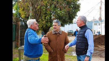 Martínez y Pacífico dialogan con un vecino en la recorrida por obras. (PRENSA CAMBIEMOS)