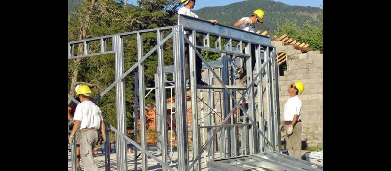 Se utilizan estructuras resistentes de hierro y paredes armadas con placas cementicias por fuera, lana de vidrio como aislante y placa de yeso por dentro. (INTERNET)