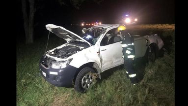 En este estado quedó la camioneta Toyota Hilux que transportaba dos ocupantes que terminaron con heridas de consideración. (LA OPINION)