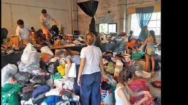 El grupo Pisando Charcos y colaboradores seleccionaron gran cantidad de ropa donada. (LA OPINION)