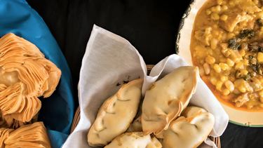 El locro, las empanadas y los pastelitos vuelven a ocupar un lugar central en las mesas argentinas durante las celebraciones por el 25 de Mayo. El locro, las empanadas y los pastelitos vuelven a ocupar un lugar central en las mesas argentinas durante las celebraciones por el 25 de Mayo.