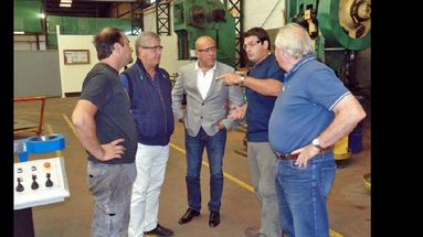 Los funcionarios municipales en el momento de interiorizarse sobre la actividad de Agroimport. (GOBIERNO DE PERGAMINO)