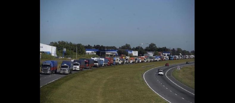 Los propietarios de camiones independientes agrupados en Transportistas Unidos de Argentina decidieron lanzar un paro por tiempo indeterminado. (NA)