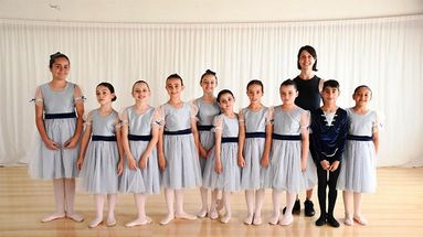 Florentina Pansecchi, coordinadora de Cascanueces, junto a un&nbsp; grupo de alumnas.