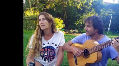 Mariana y Matías se convirtieron oficialmente en los padres de cinco hermanos luego de la firma de sentencia de adopción.  (MARIANA ROJAS)