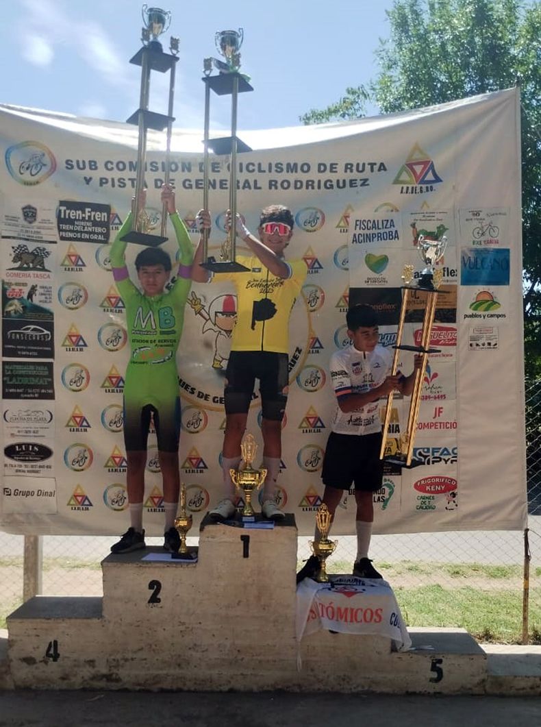 Juliano Almeida en lo más alto del podio en la premiación del Campeonato Bonaerense.