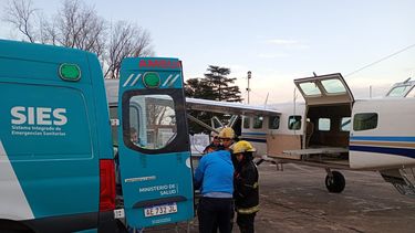 Los brigadistas asistieron al personal de la ambulancia a trasladar la incubadora desde el avión a la unidad de traslado. Los brigadistas asistieron al personal de la ambulancia a trasladar la incubadora desde el avión a la unidad de traslado.