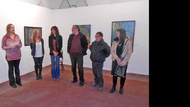 Los integrantes de la Comisión de Plástica le dieron la bienvenida a la artista, el viernes en la sala Antonio Berni. (FACEBOOK: ARTES PLASTICAS: CASA DE LA CULTURA PERGAMINO)