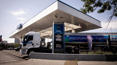 YPF hace punta: “Cuando hay que bajar la nafta, la bajamos; pero cuando hay que subirla, también la vamos a subir”, dijo el CEO de la compañía. YPF hace punta: “Cuando hay que bajar la nafta, la bajamos; pero cuando hay que subirla, también la vamos a subir”, dijo el CEO de la compañía.