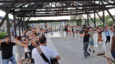 Bailecitos Domingueros: vecinos y visitantes se reúnen para compartir danza, música y tradición en el corazón del Parque Belgrano. Bailecitos Domingueros: vecinos y visitantes se reúnen para compartir danza, música y tradición en el corazón del Parque Belgrano.